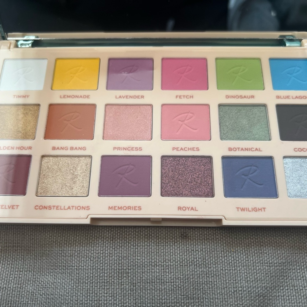 Makeup Revolution X “ROXXSAURUS” Roxi Colour Burst Palette - Picture 5 of 7